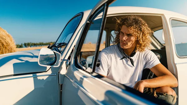 Jonge Casual Krullende Man Portret Met Vintage Auto Lifestyle Een — Stockfoto