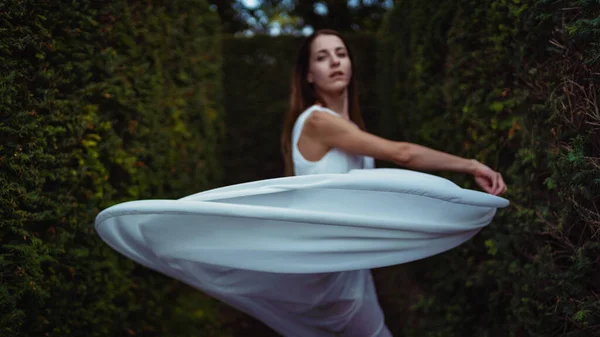 年轻美丽的芭蕾舞演员穿着白色长裙在公园里跳舞 Ballerina项目 把注意力放在面纱上 — 图库照片