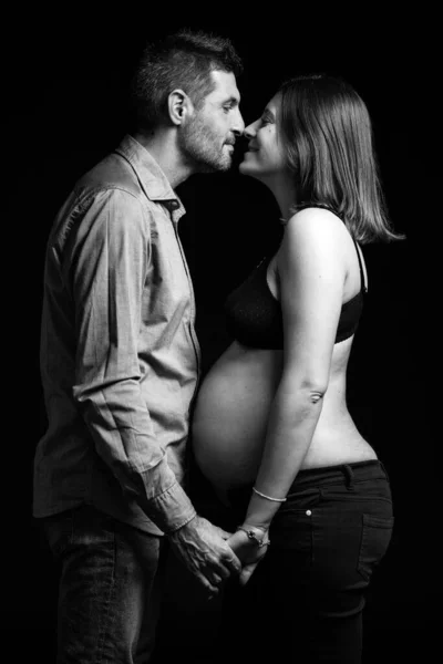 Couple Studio Intimate Portrait Man Pregnant Woman Kissing Black White — Stock Photo, Image