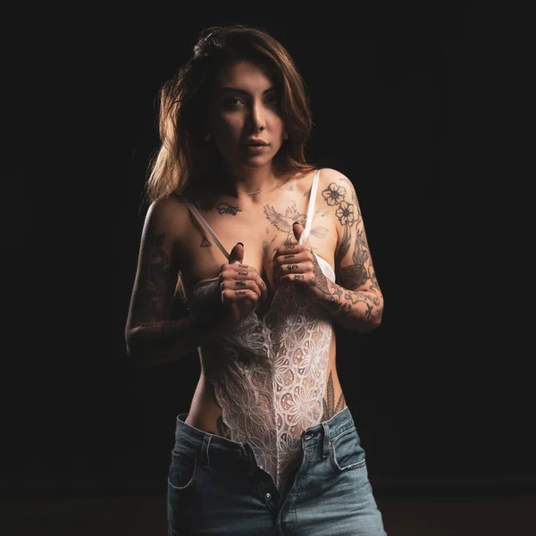 Sexy Mujer Estudio Retrato Con Lencería Blanca Tatuajes Sobre Fondo —  Fotos de Stock
