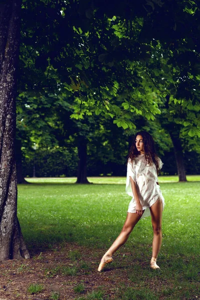 年轻美丽的芭蕾舞演员在公园里与树共舞 Ballerina项目 — 图库照片