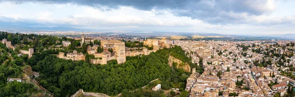 Alhambra Vista Panorâmica Cênica Com Céu Azul Nublado Granada Andaluzia — Fotografia de Stock