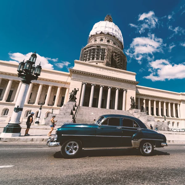 哈瓦那 2019年3月 老式美国汽车与游客在国会大厦前 — 图库照片
