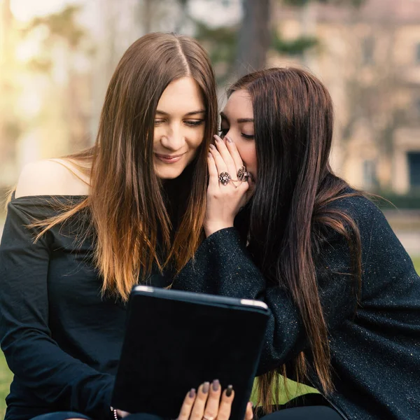 Portrait Young Sisters Using Tablet Outdoors Park — Stock Photo, Image