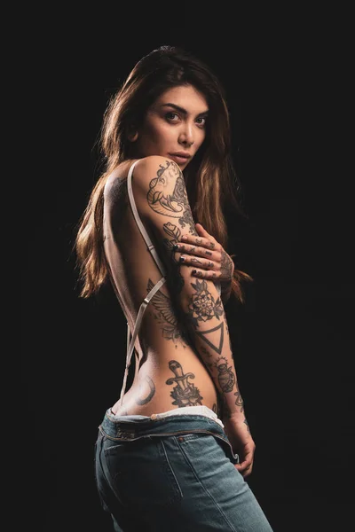 Sexy Žena Studio Portrét Bílým Prádlem Tetování Proti Tmavému Pozadí — Stock fotografie