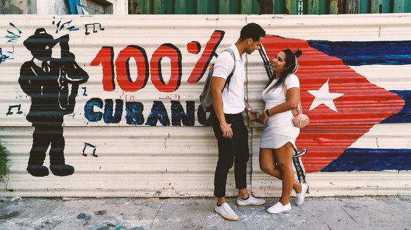 Havana Cuba Március 2019 Fiatal Pár Együtt Utcán Falfirkák Ellen — Stock Fotó