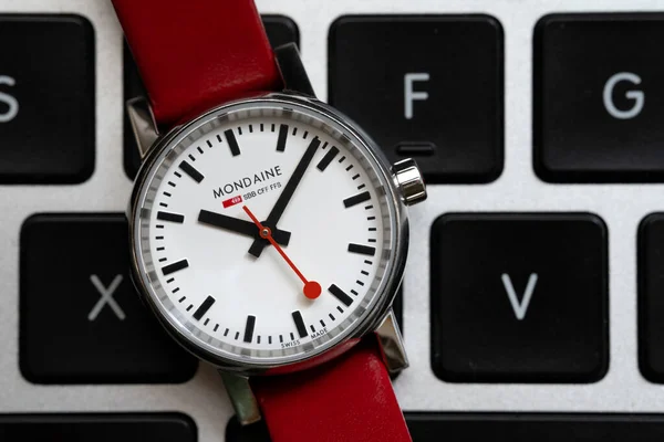 Bologna Itália Abril 2021 Relógio Mondaine Fortemente Influenciado Pelo Relógio — Fotografia de Stock
