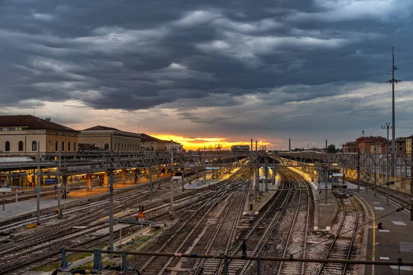 博洛尼亚火车站的全景在蔚蓝的时间与戏剧性的天空 Hdr图像 — 图库照片