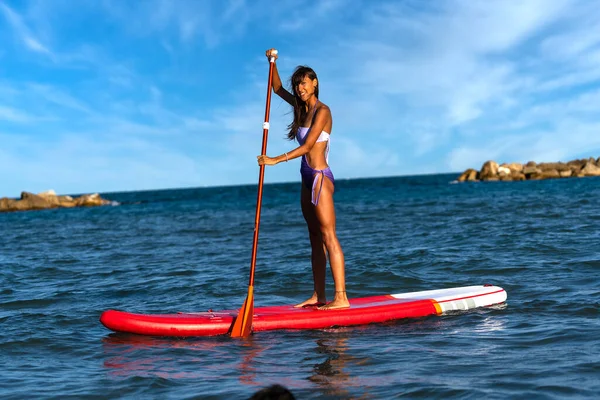 Retrato Mulher Jovem Com Paddle Board — Fotografia de Stock