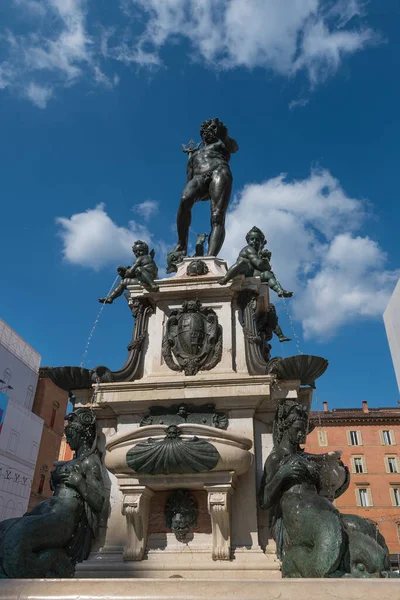 Neptunská Fontána Slunečného Dne Modrou Oblačnou Oblohou Bologna Itálie — Stock fotografie