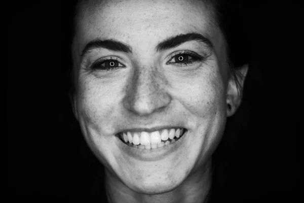 Uśmiechnięta Piękna Piegi Kobieta Zbliżyć Portret Czarnym Tle Czarno Biały — Zdjęcie stockowe