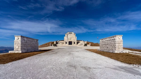 モンテ グラッパ イタリア 2021年11月 第一次世界大戦記念碑サクラリオ ミリターレ モンテ グラッパと呼ばれる 山の上にイタリア兵の名前を持つ墓地 — ストック写真