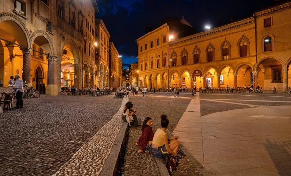 Bologna Włochy Lipiec 2021 Ludzie Relaksujący Się Jedzący Obiad Placu — Zdjęcie stockowe