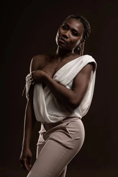 Αισθησιακό Πορτρέτο Της Αφρικανικής Μαύρης Γυναίκας Σκούρο Φόντο — Φωτογραφία Αρχείου