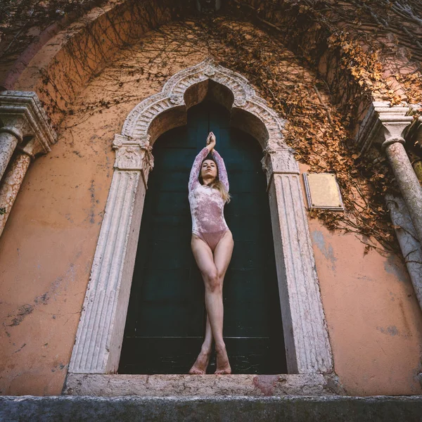 Joven Hermosa Bailarina Posando Aire Libre Con Puerta Vintage Fondo —  Fotos de Stock