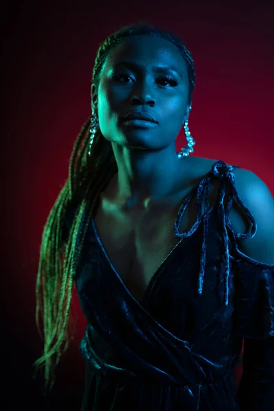 Όμορφη Αφρικανή Νεαρή Γυναίκα Κοτσίδες Στούντιο Μόδας Close Πορτρέτο Κόκκινο — Φωτογραφία Αρχείου