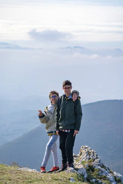 Dos Hermanos Jóvenes Retratan Aire Libre Las Montañas —  Fotos de Stock