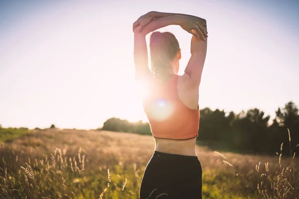 Jonge Sportvrouw Portret Buiten Het Veld Doen Stretching Bij Zonsondergang — Stockfoto
