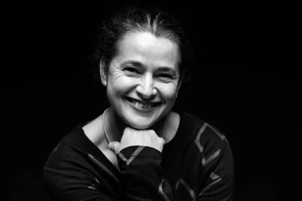 Usmívající Žena Středního Věku Studio Hlava Portrét Tmavém Pozadí Černobílý — Stock fotografie