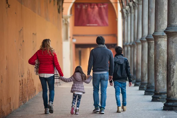 在城市里散步的家人的画像 兄弟和姐妹 — 图库照片