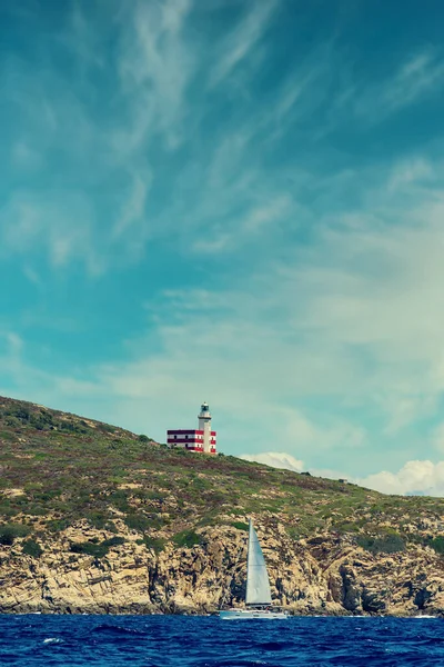 Segelboot Und Leuchtturm Capel Rosso Auf Der Klippe Der Insel — Stockfoto