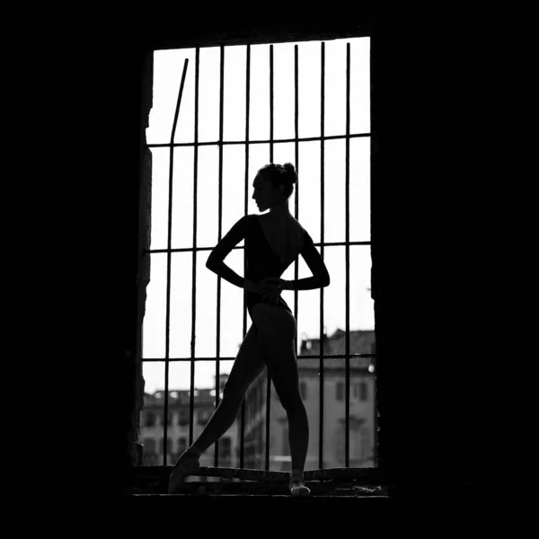 Jeune Belle Silhouette Ballerine Dansant Extérieur Contre Une Fenêtre Projet — Photo