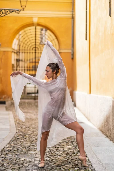 Молодая Красивая Балерина Танцует Открытом Воздухе Городе Проект Балерина — стоковое фото