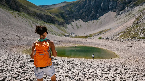イタリアのSibilini山の背景にピラト湖の景色を持つ女性トレッカー — ストック写真