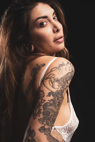 Чуттєва Жінка Студійний Портрет Білою Білизною Татуюваннями Темному Фоні — стокове фото