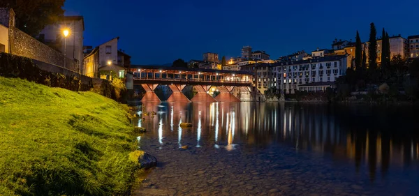 夜にはバッサーノ グラッパの歴史的な木造橋のパノラマビュー イタリアのヴェネト州 — ストック写真