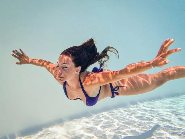 Onderwater Vrouw Portret Met Blauwe Bikini Spreidende Armen Met Gesloten — Stockfoto