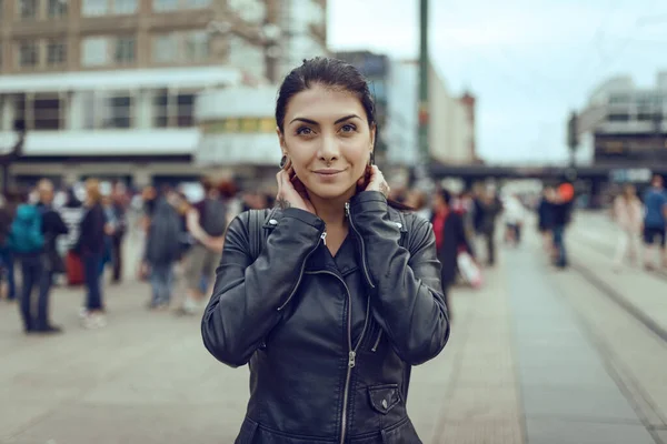 Berlin Gülümseyen Genç Turist Kadın Portresi Arkadaki Alexanderplatz Saati Yaşam — Stok fotoğraf