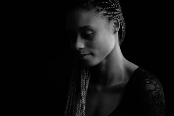 Krásná Mladá Žena Copánky Studio Intimní Zblízka Portrét Izolované Černém — Stock fotografie