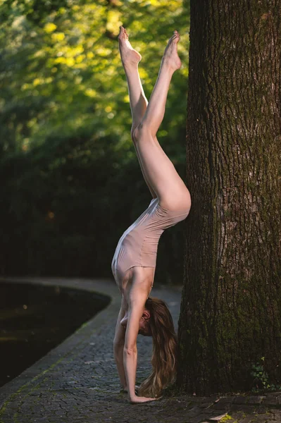 Junge Schöne Ballerina Posiert Kopfüber Freien Einem Park Mit Bäumen — Stockfoto