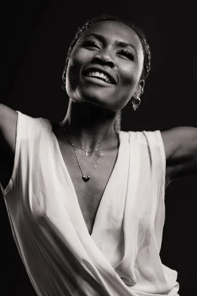 Retrato Seguro Mujer Negra Africana Sobre Fondo Oscuro Imagen Blanco — Foto de Stock