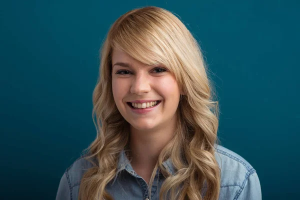 Lächelndes Blondes Frauenporträt Jeanshemd Vor Blauem Hintergrund — Stockfoto