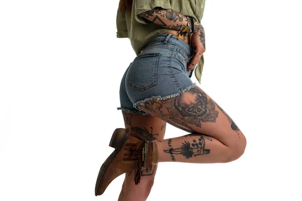 在白底背景下穿着短裤和纹身的性感女人的近照 — 图库照片