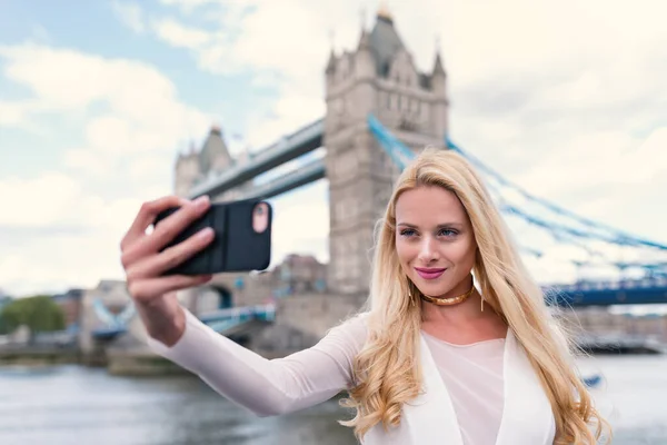 Potret Wanita Seksi Elegan London Mengambil Foto Selfie Dengan Ponsel — Stok Foto