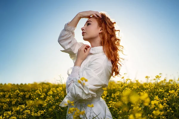 Jovem Ruiva Mulher Retrato Livre Pôr Sol Campo Amarelo — Fotografia de Stock