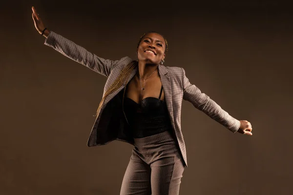 自信を持って笑顔アフリカの黒人女性ダンススタジオの肖像画に対して茶色の背景 — ストック写真