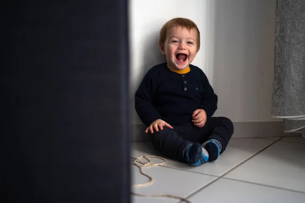 Kinderporträt Lachend Hause Auf Dem Boden Sitzen — Stockfoto