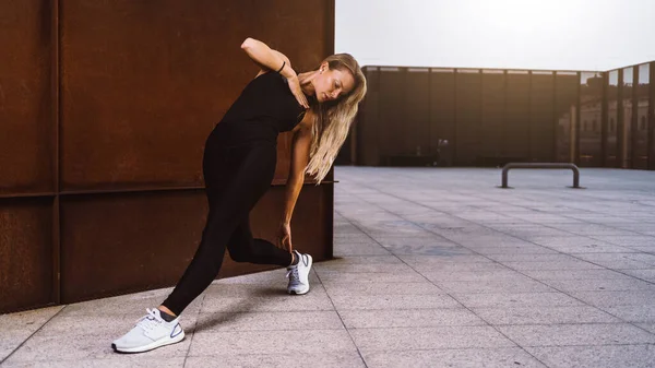 Fiducioso Giovane Donna Sportiva Ritratto Urbano Facendo Stretching All Aperto — Foto Stock