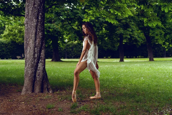 Fiatal Gyönyörű Balerina Táncol Szabadban Egy Parkban Fákkal Balerina Projekt — Stock Fotó