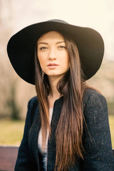 Beautiful Woman Portrait Outdoors Park Wearing Vintage Hat — Photo