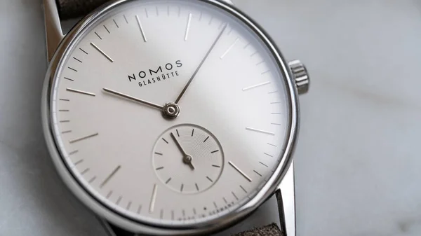 Rzym Włochy Grudzień 2021 Nomos Orion Zegarek Sukienka Nomos Glashtte — Zdjęcie stockowe