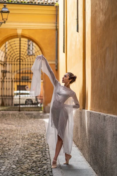 Şehirde Dans Eden Genç Güzel Bir Balerin Tüm Vücut Portresi — Stok fotoğraf