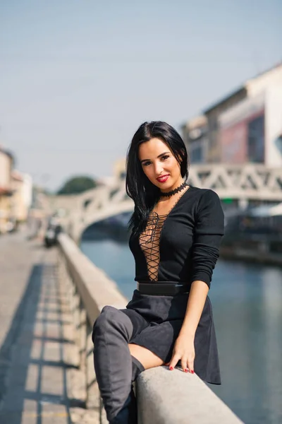 Sensuella Unga Kvinna Porträtt Utomhus Milano Navigli Livsstilsbegreppet Ungdom Kul — Stockfoto