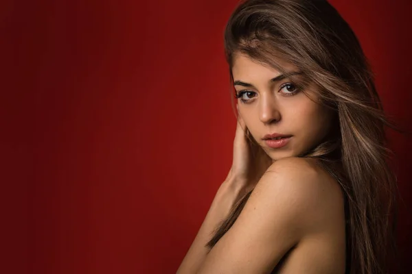Mujer Joven Sensual Contra Fondo Rojo Retrato Íntimo Estudio Copiar — Foto de Stock