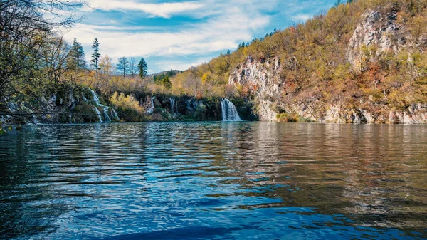 Καταρράκτης Και Λίμνη Μέσα Στο Εθνικό Πάρκο Plitvice Lakes Κροατία — Φωτογραφία Αρχείου