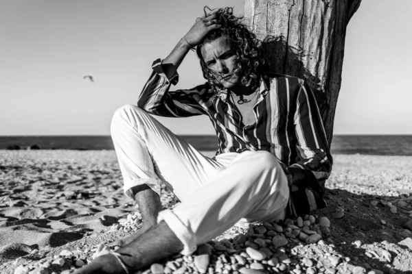Jonge Zelfverzekerde Man Portret Het Strand Zwart Wit Afbeelding — Stockfoto